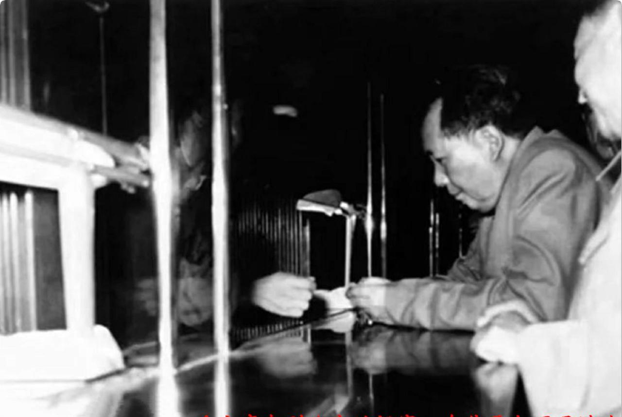 1959年9月15日凌晨一时半至三时，毛主席来到北京火车站视察。毛主席对即将竣