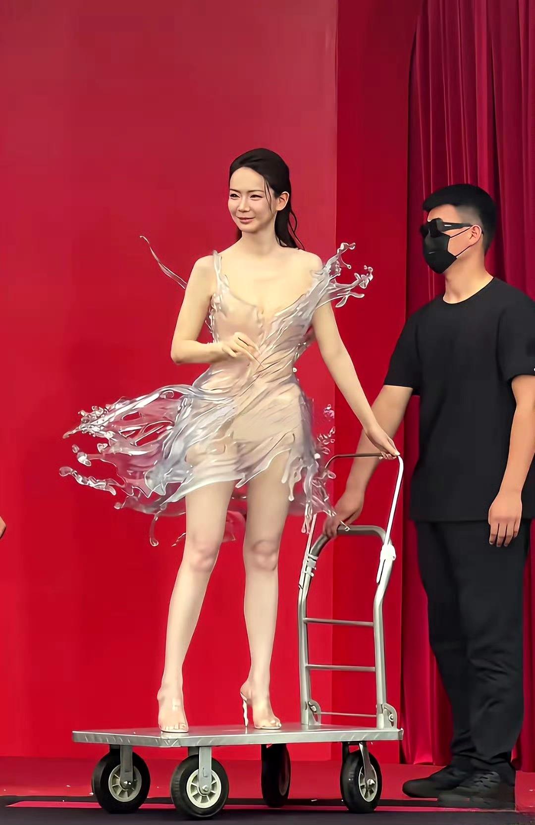 戚薇这裙子怎么这么像水做的。