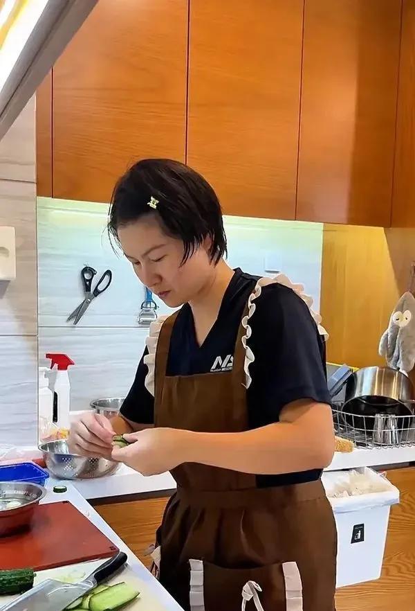 如今的保姆是大爷，真的是惹不起呀。我给老妈请了一个住家保姆，就是照顾老太太的吃