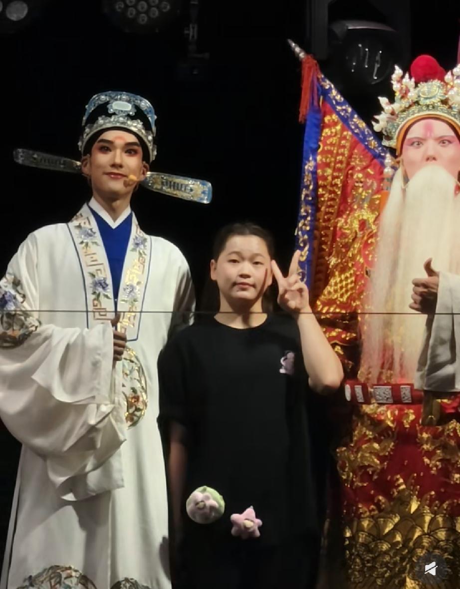 8月3日晚上，全红婵现身杭州西子廊桥，现场人山人海，她的人气可真高，不输一线明星