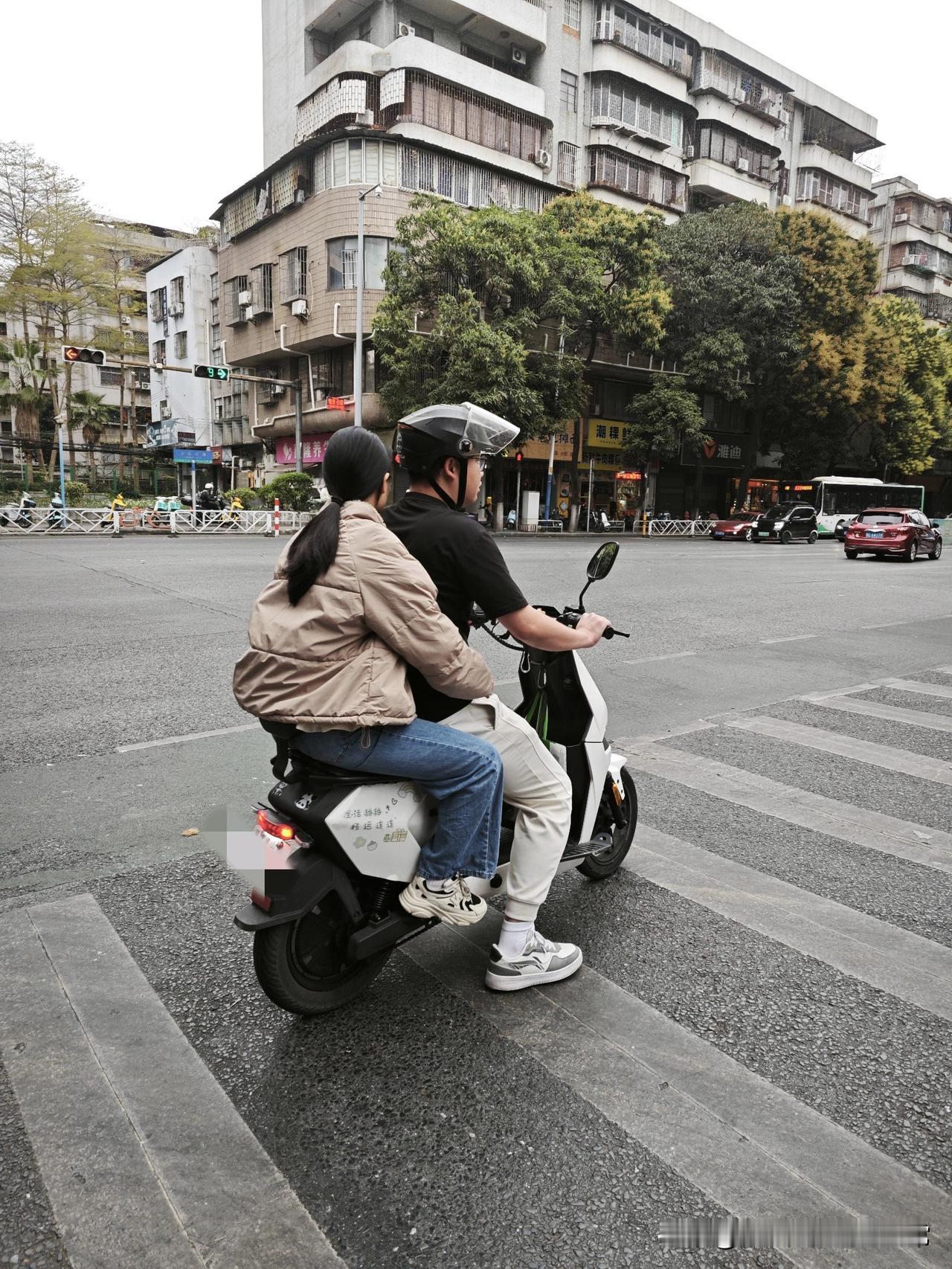 广东的春天，是羽绒服和短袖的修罗场在广东的街头，你永远猜不透下一个人穿什么