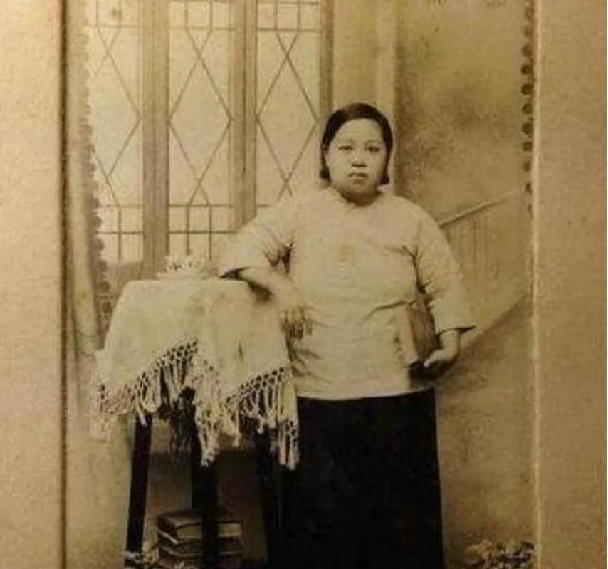 1913年，张恨水大婚之夜。刚关上房门，他就把新娘子抱起来，放倒在床上，