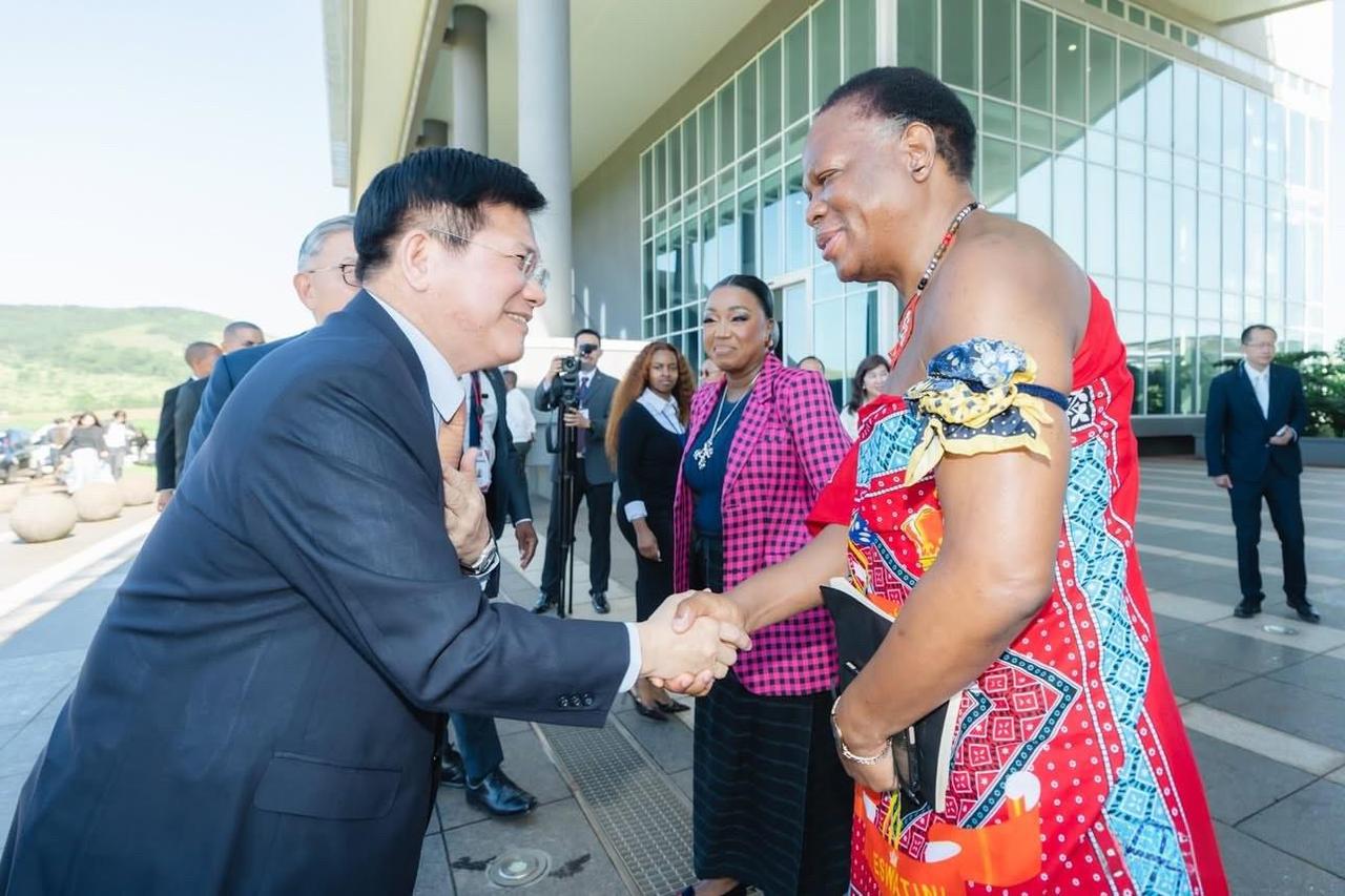 台当局高层秘密抵达非洲，包了一架飞机穿越13国领空，但还是晚了一步：没赶上！