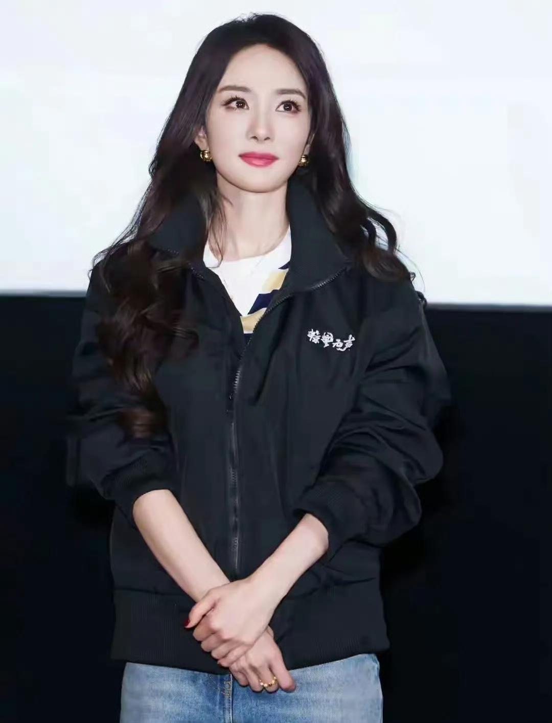 发型翻车现场！杨幂黑长直刘海把“天鹅颈”都藏没了谁能想到，明艳大气的杨幂也