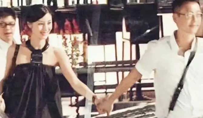 2007年，狗仔镜头下的许晋亨和李嘉欣！那时候李嘉欣已经37岁了，一件黑色无袖