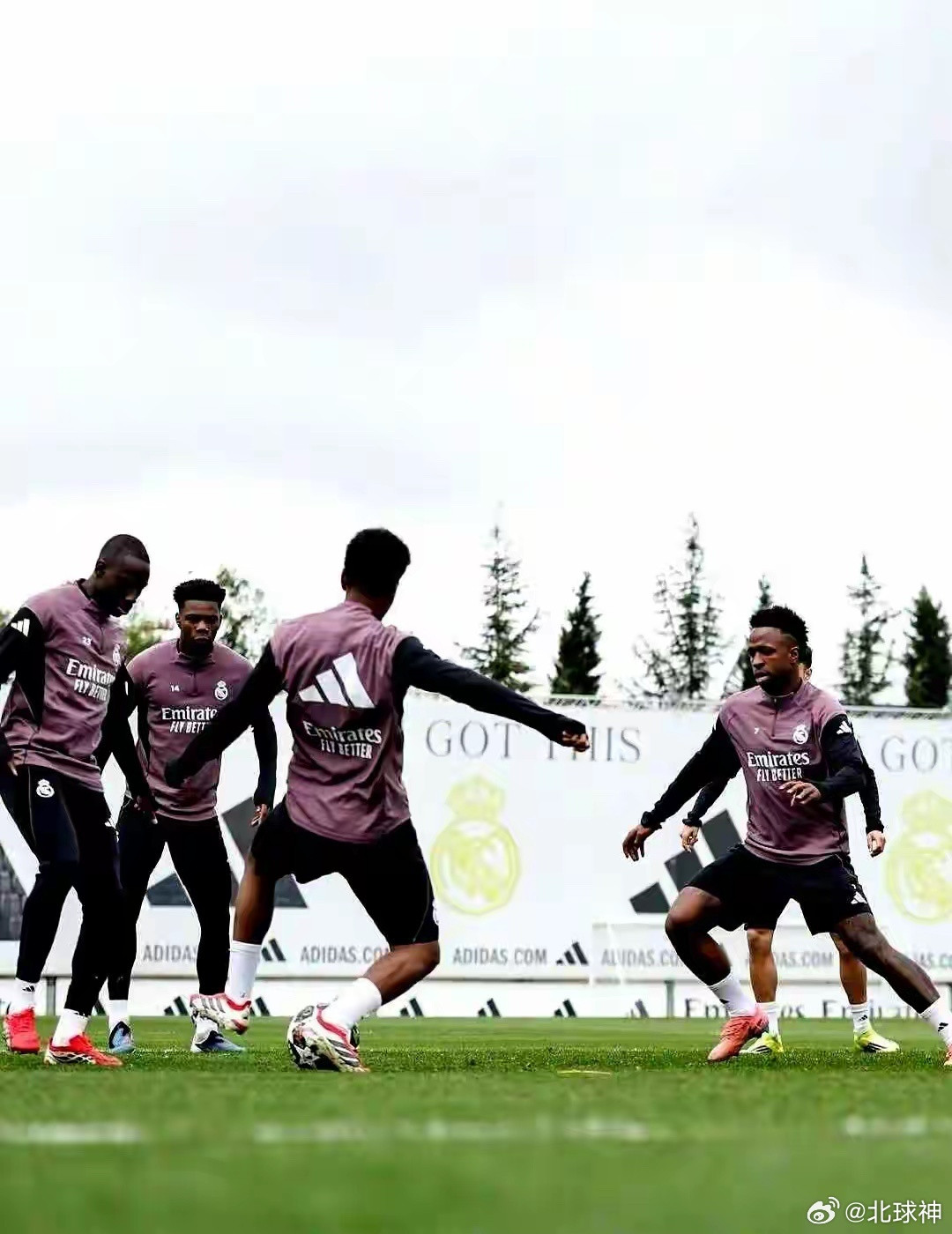 皇马新帅阿韦洛亚的第一场大考，直接撞上天花板级对手。这已经是皇马和曼城连续第五年