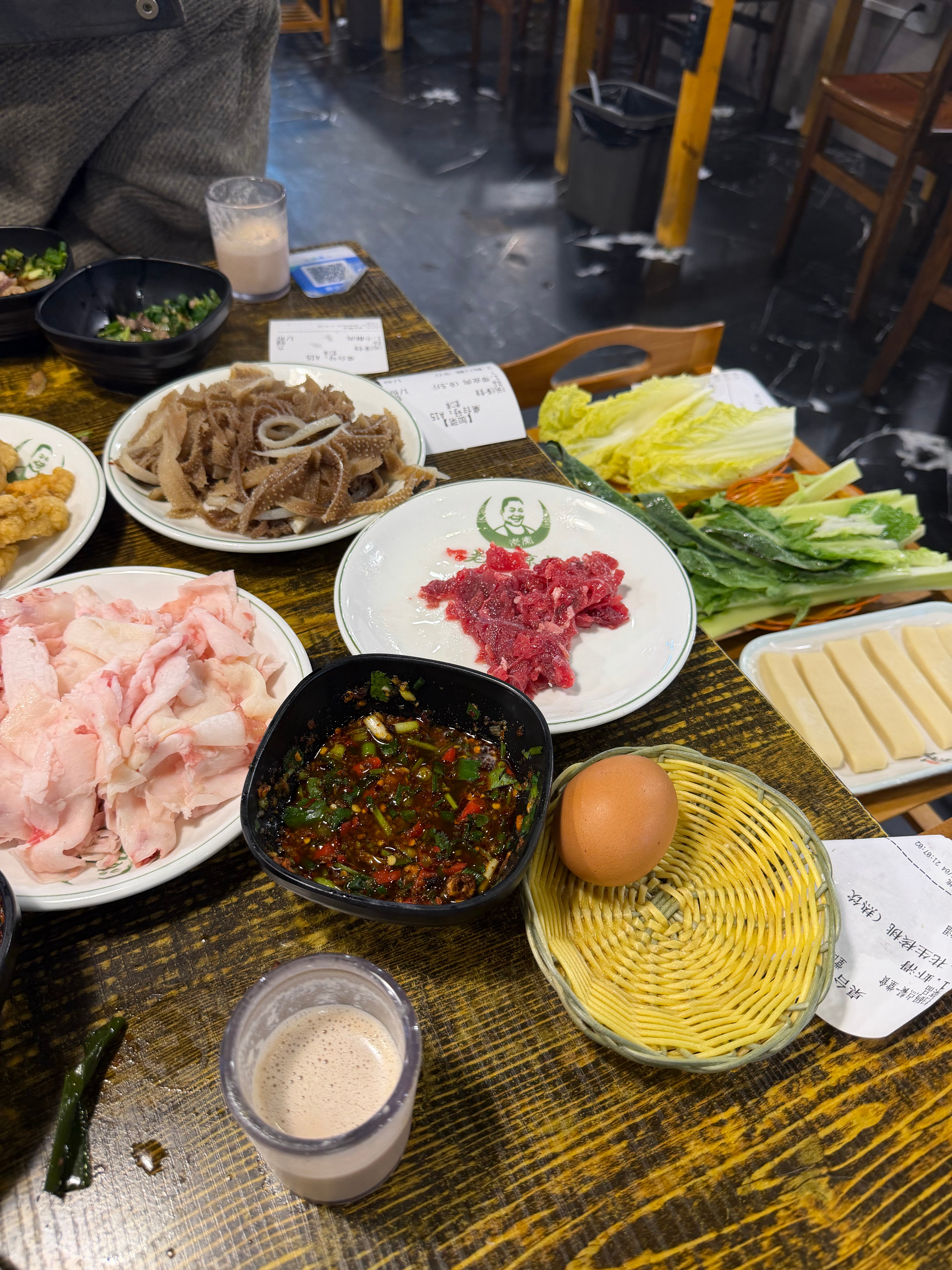 今天吃的这个，一点主食没吃，两个人吃得撑不行了杭州·老秦凉都黄牛肉馆(总店)