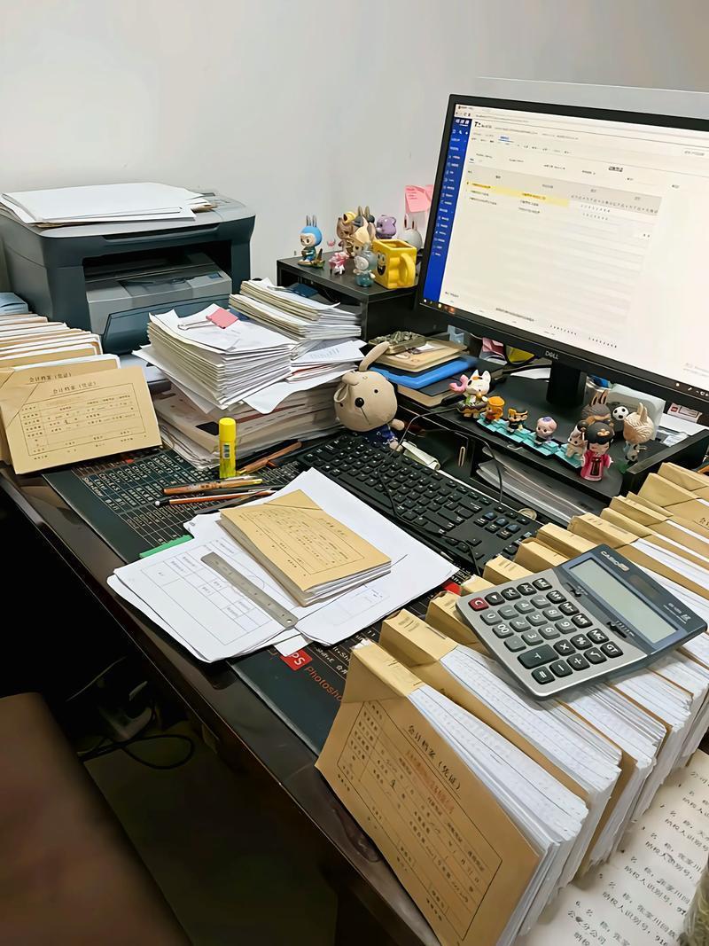 亲手毁了全家！郑州女孩挪用父亲1700万，终于发声却让人寒心。她在自家公司