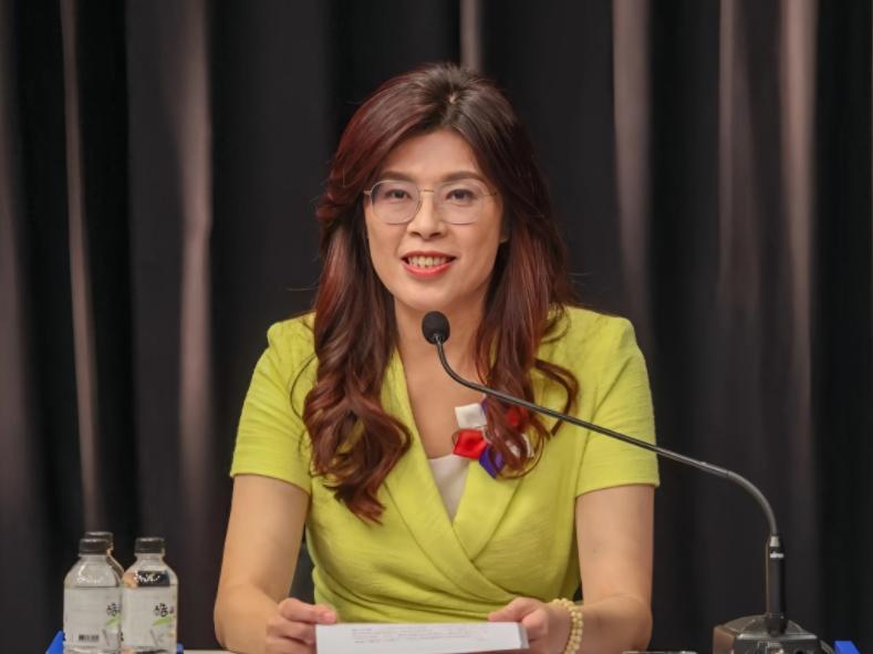 国民党内部反对郑丽文的人站出来了。第一个跳出来的是台南市议员蔡育辉,对着镜头拍