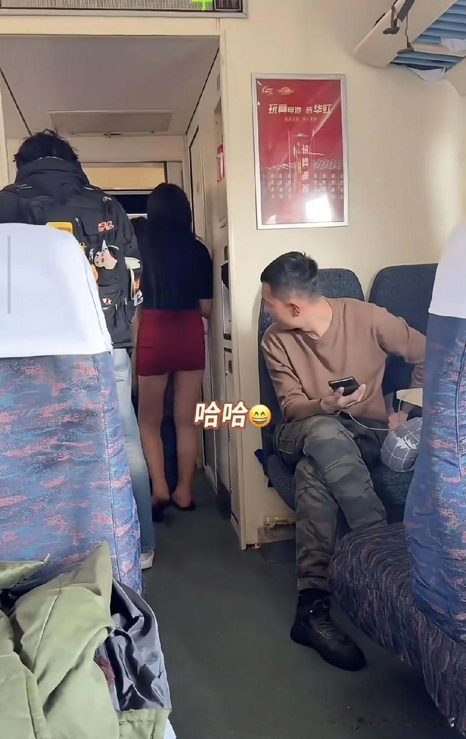 原来“男人至死是少年”是真的！坐绿皮火车遇到的这一幕，直接给我整笑了。