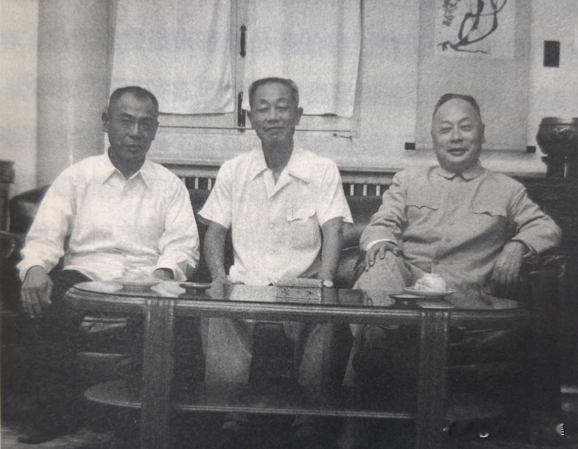 1961年8月，​陈孟熙、陈修和、陈毅（从左至右）三弟兄在北京中南海陈毅家中合影