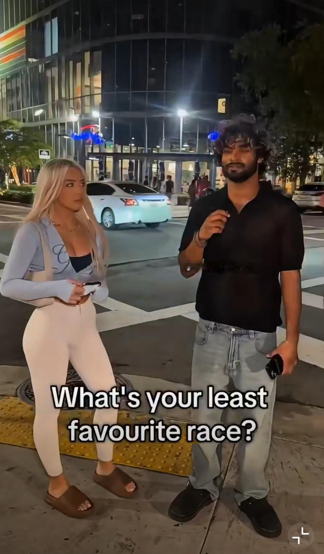 被双重暴击，这个街访的印度博主自取其辱，尴尬到自闭了。阿三:你最不喜欢的种族是