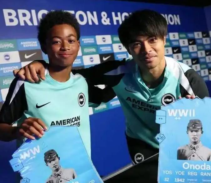 日本国脚居然敢拿日本二战战犯合照？谁给他的勇气？最近英超布莱顿俱乐部的一则