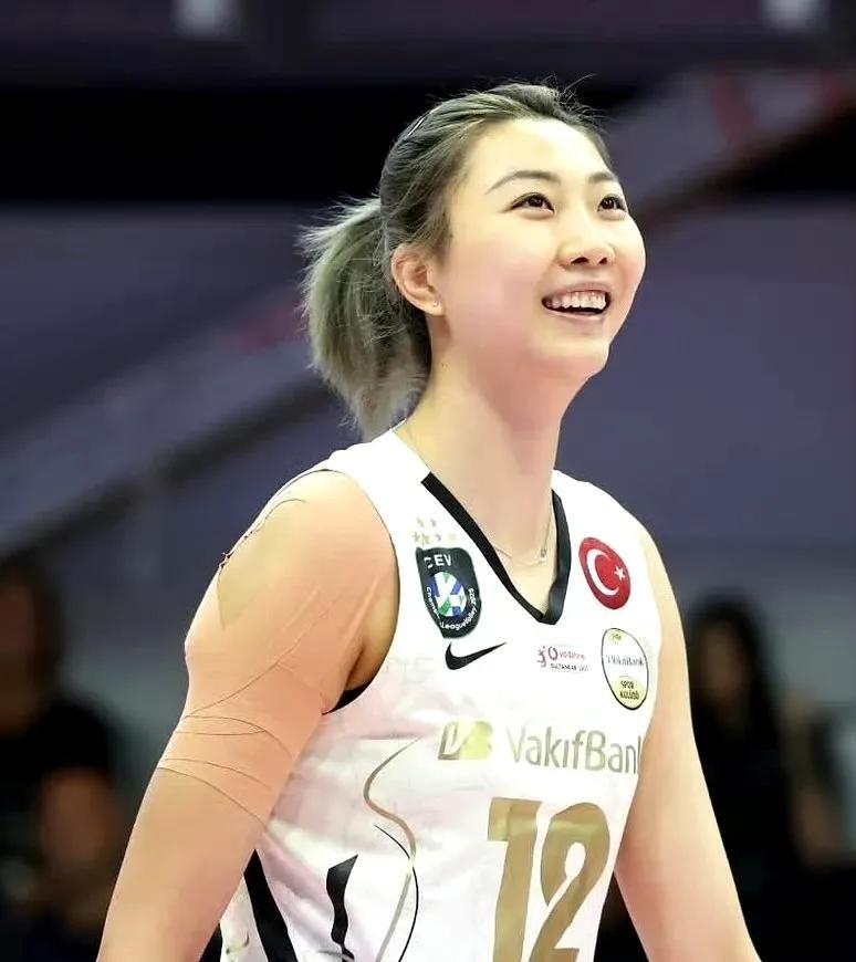 袁心玥将加盟费内巴切，李盈莹在新赛季也有可能去欧洲联赛打球，而王媛媛也在苦练口语