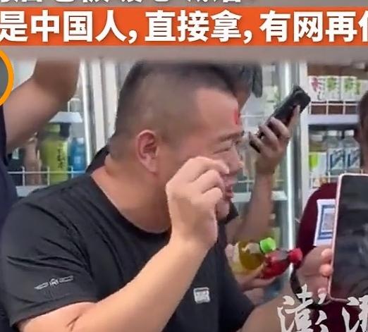 2025年10月1日。，坐标湖北武汉。光谷花车巡游现场,可谓人山人海，无限热