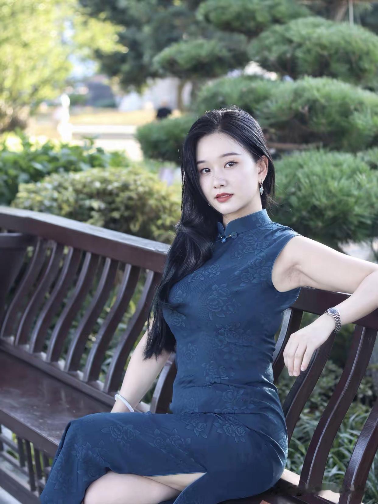 优雅蓝裙，河畔悠然，静享时光