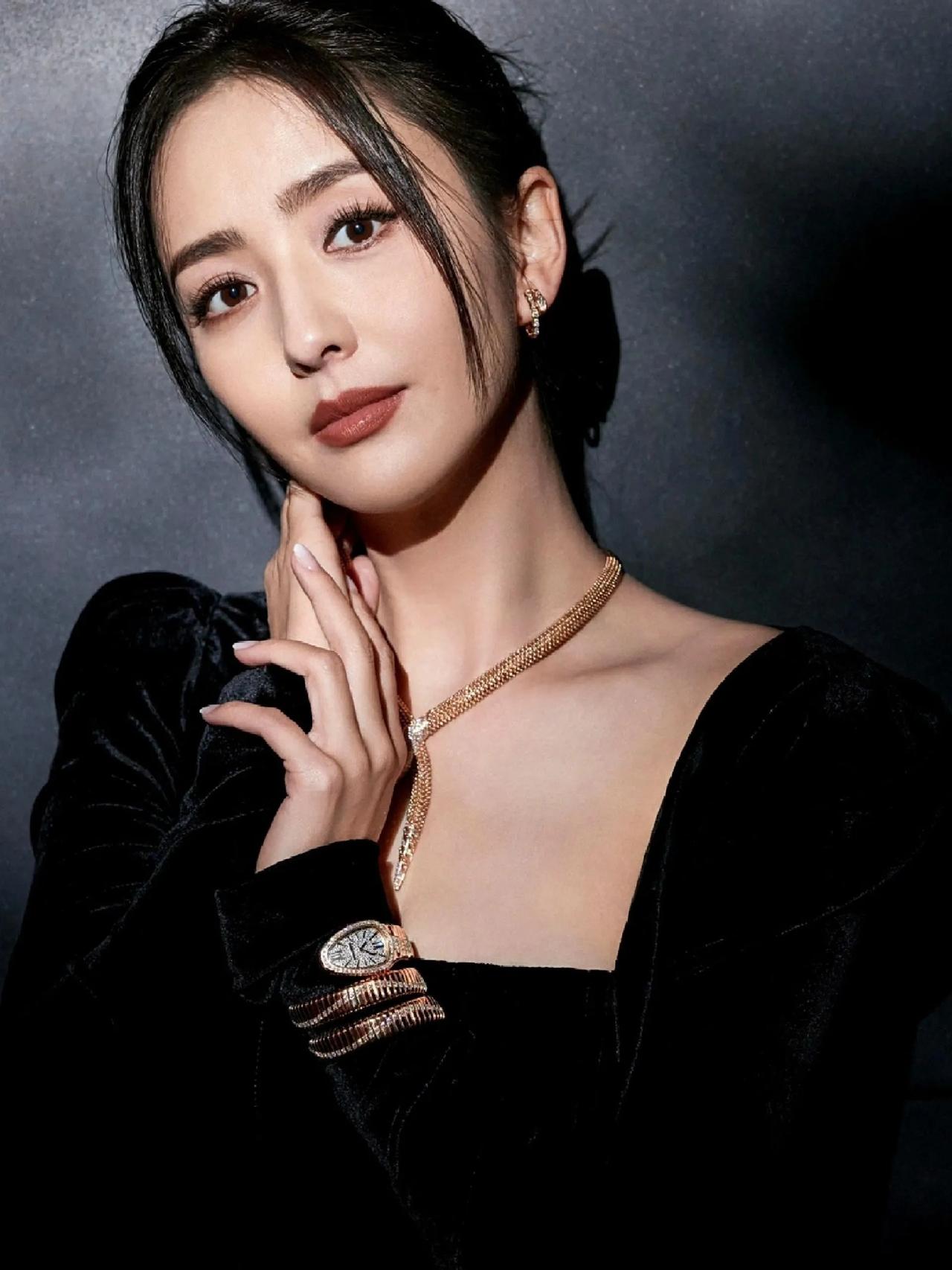 佟丽娅这一身黑丝绒礼服真的太有大女主气场✨黑色丝绒长裙自带高级质感，搭配整套华