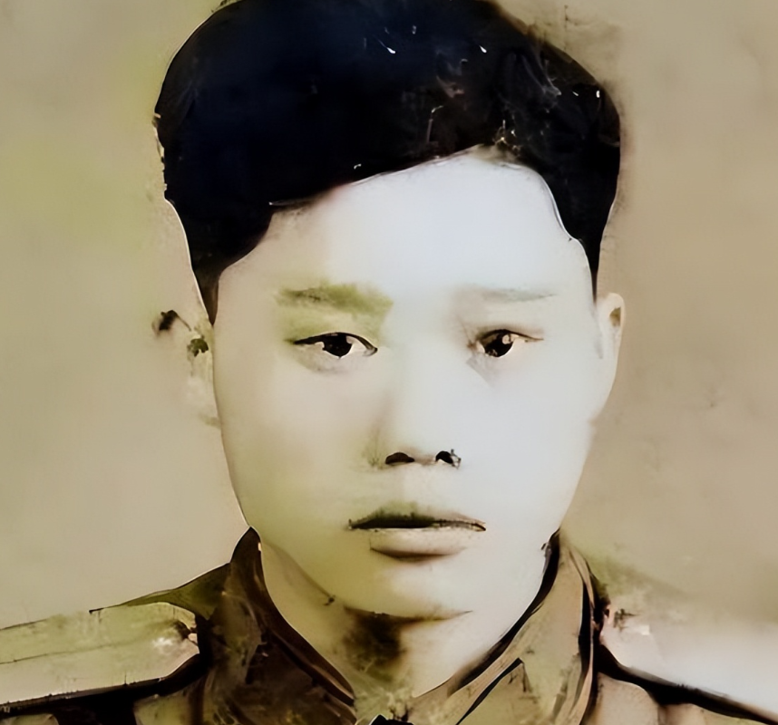 1951年，志愿军战士潘天炎感觉肚子疼，就跑到角落里上厕所，谁知回来后，阵地上却
