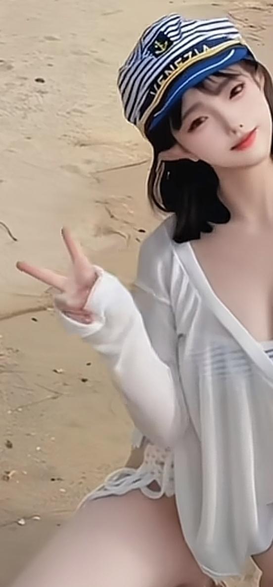 沙滩上的甜美女孩，比出V字手势，阳光明媚，海风轻拂她那灿烂的笑容如同阳光般耀眼，