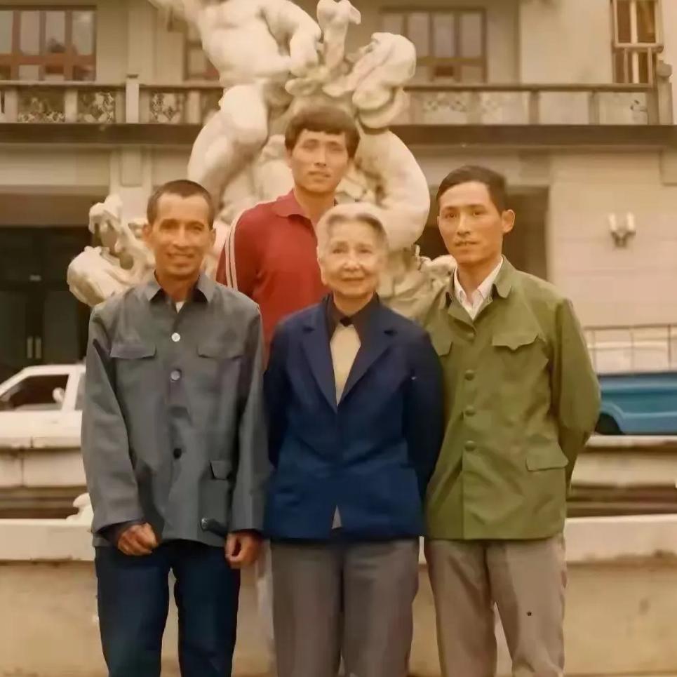 80年代，曾志奶奶的两个大孙子站在奶奶身边合影留念了（图一）第二张照片，20