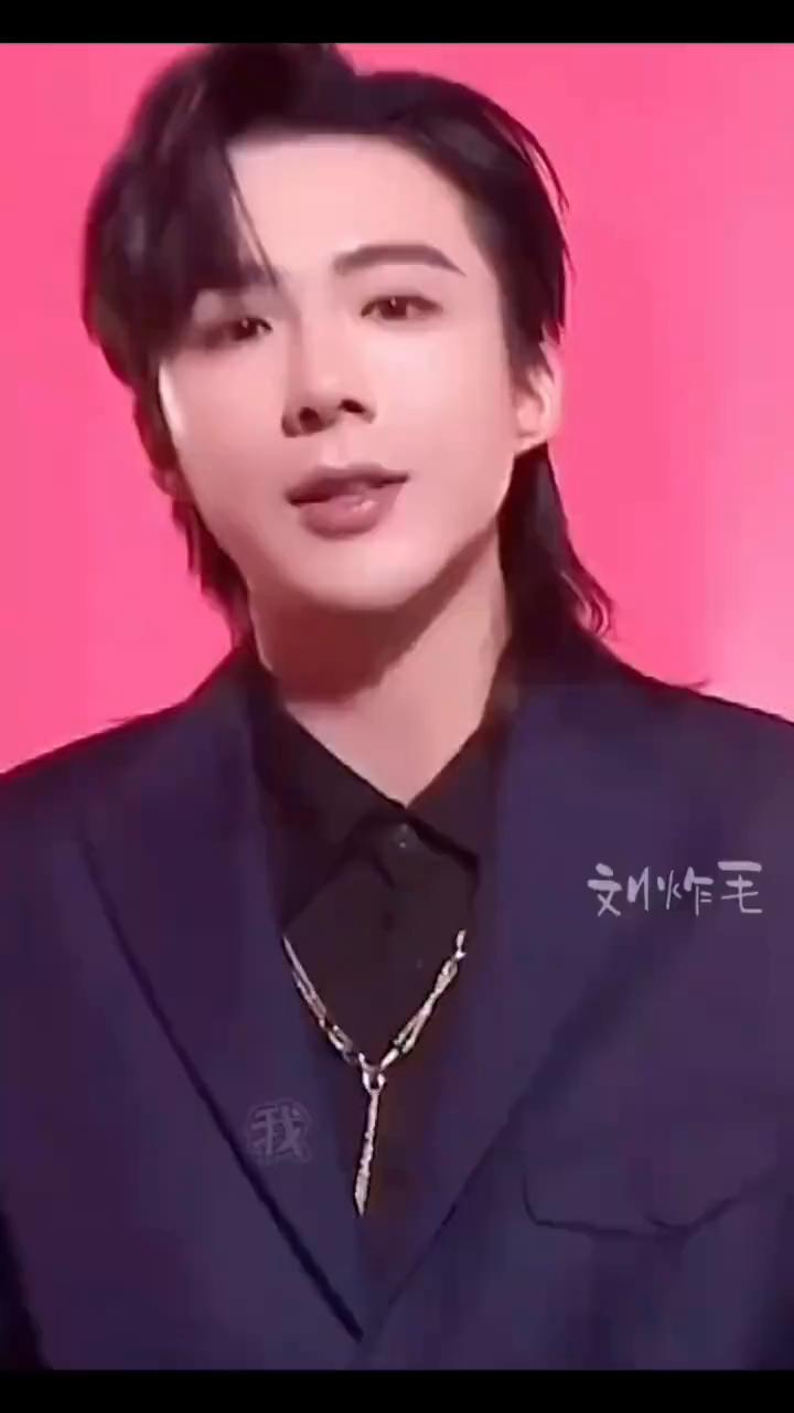 刘宇宁因为身高腿长造成的名场面(九)。·我们看到的实际上又蹲马步啦。别人插秧是