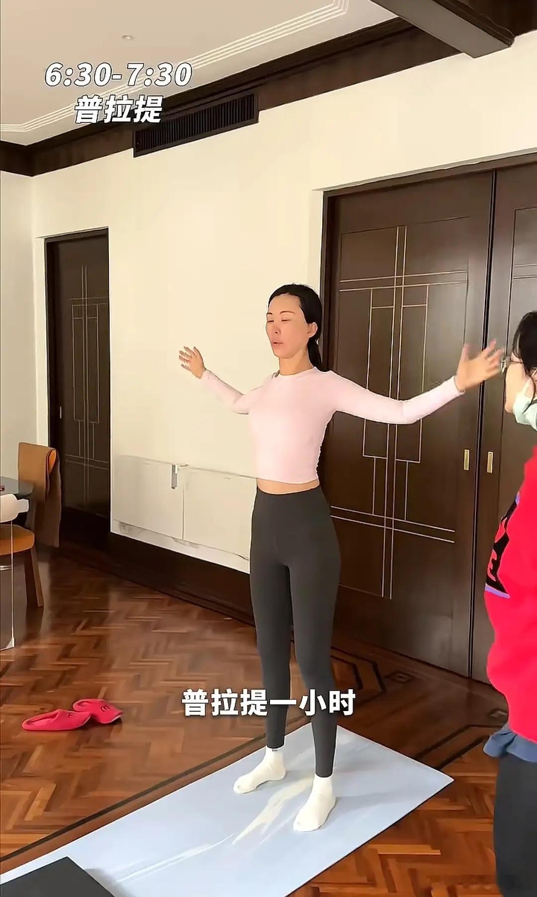 王石小女儿升小学，田朴珺在家陪娃包饺子6岁AA会洗碗王石很欣慰！