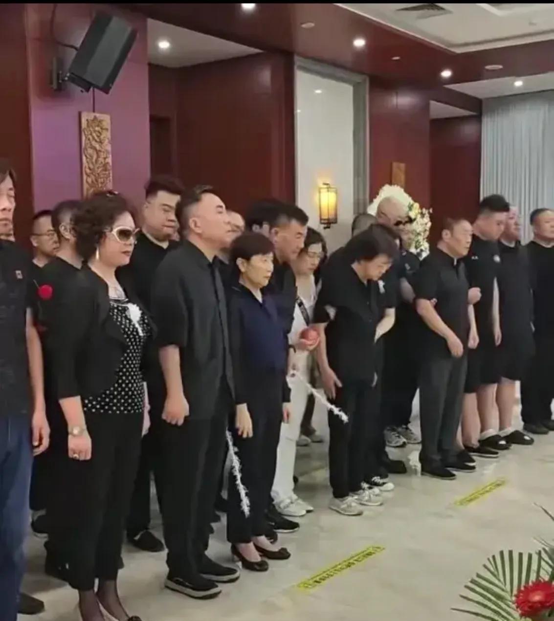 我们都误会杨伦了。大家应该都有发现吧？杨伦并没有出席老爷子的出殡礼。不是杨伦