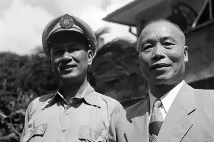 白崇禧恃才傲物，连蒋介石都难以入他眼，在桂系里唯独信服李宗仁。不少人认为论才干李