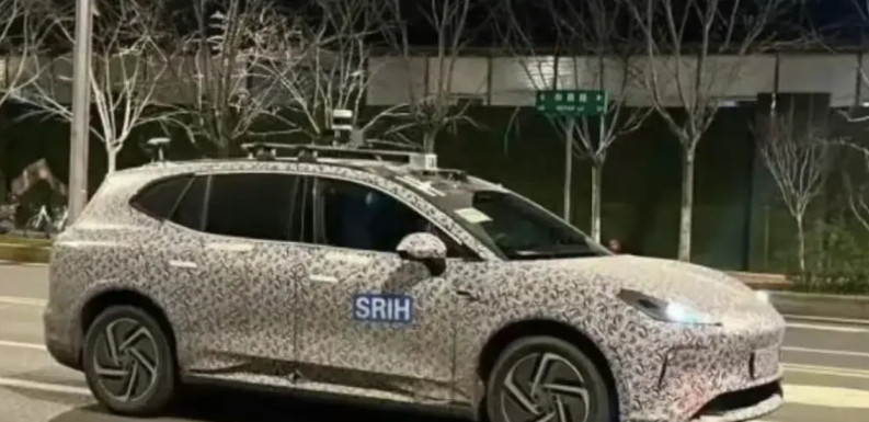 又是魔改？鸿蒙智行第五界路试谍照出现，整个造型和上汽的非凡r7非常相似。这一幕