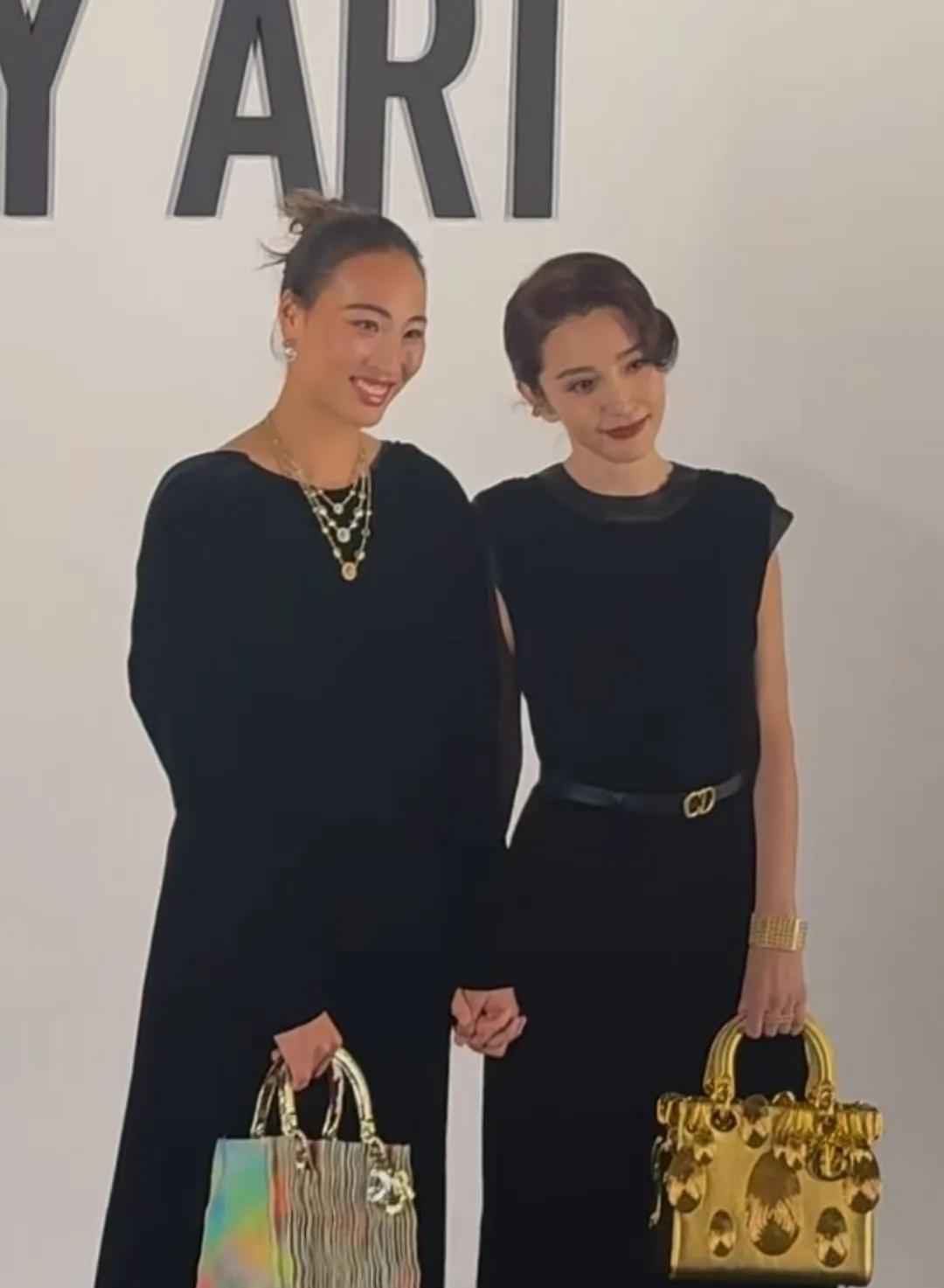 真没想到，同一场迪奥时尚活动，郑钦文前后的反差这么大！单人走秀时，她眼神犀利，