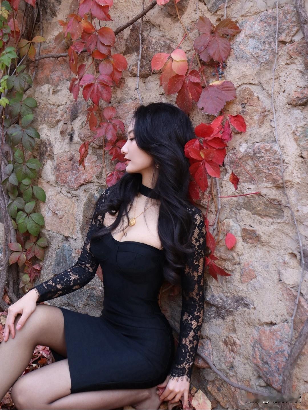 秋天的爬山虎也被秋风染红了。想走近她的心房，听她说秋天的呢喃。爬山虎的叶子秋日