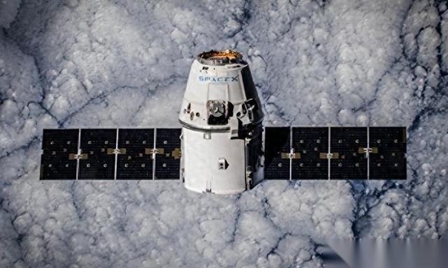 马斯克手下的SpaceX最近没闲着，搞了个大动作：打算把约4400颗星链卫星的轨