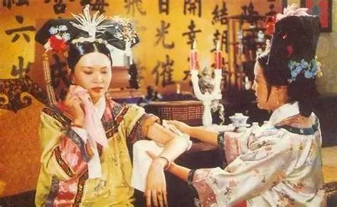 1861年，咸丰皇帝在热河行宫驾崩，身后留下一个六岁的儿子和两道难题：谁来辅政，