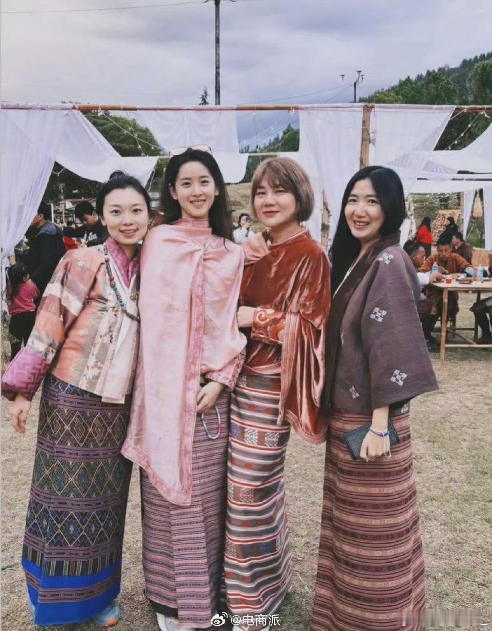 31岁章泽天素颜怼脸照章泽天她的这个脸是真的很漂亮，素颜很美，合影那张真的美哭了