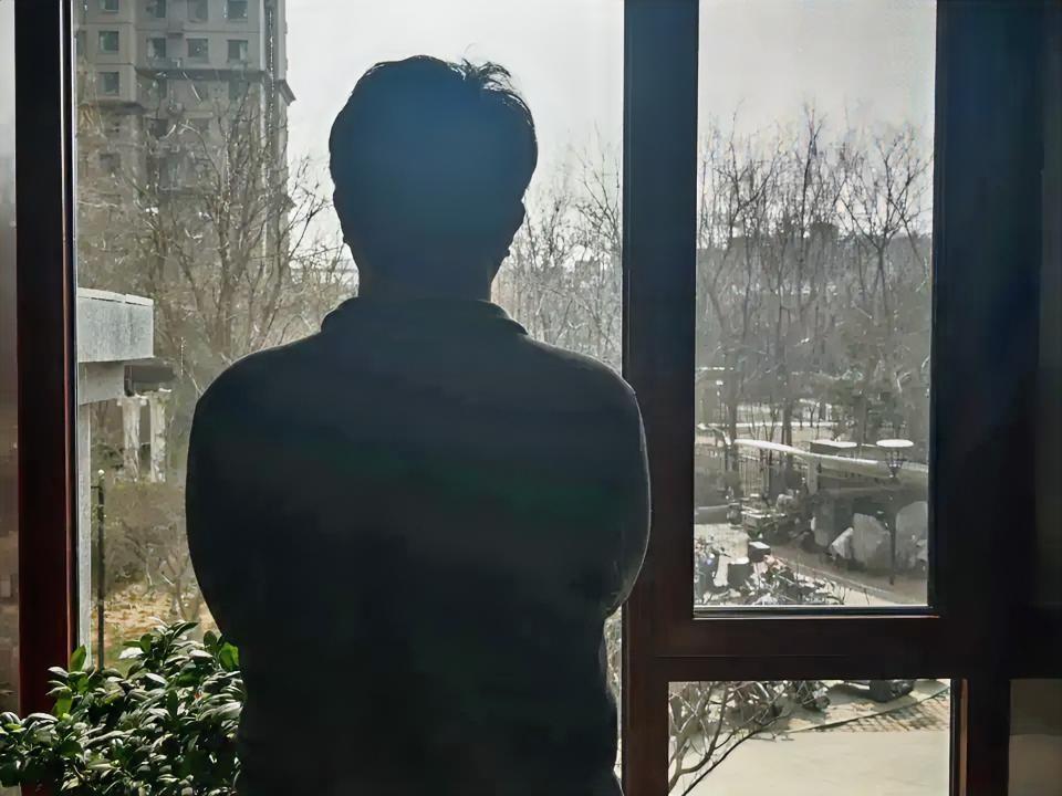 无肢体接触争车位，老人猝死业主被判赔15万，全网吵翻了就因为小区一个公共车