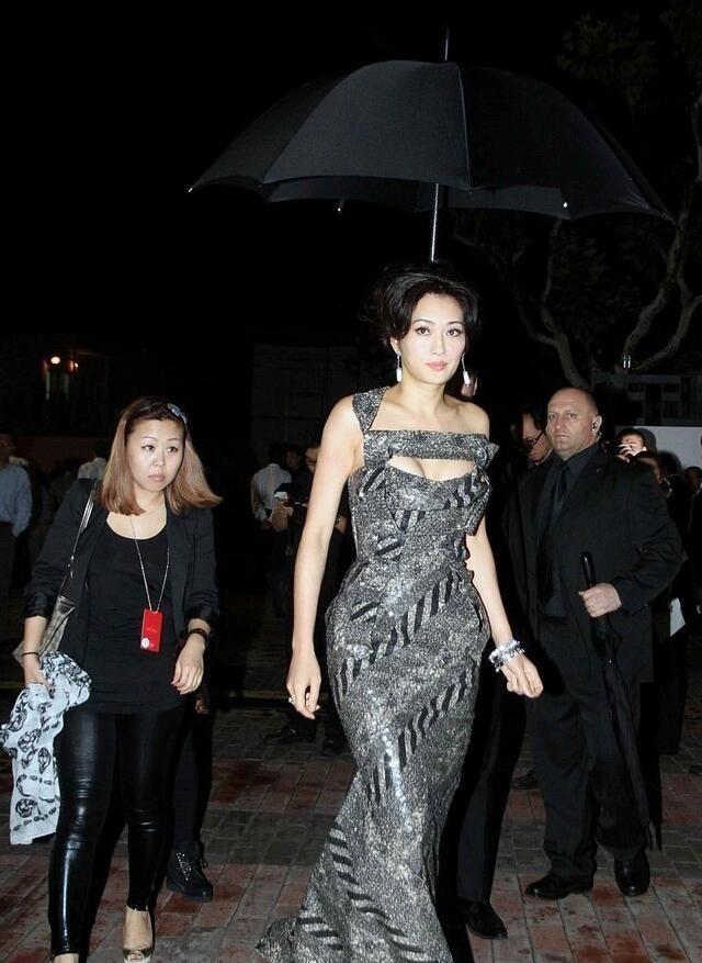 她应该是传统美的代表了吧？老了还是风韵犹存，容颜老但是气质更好了，还有这凹凸有致
