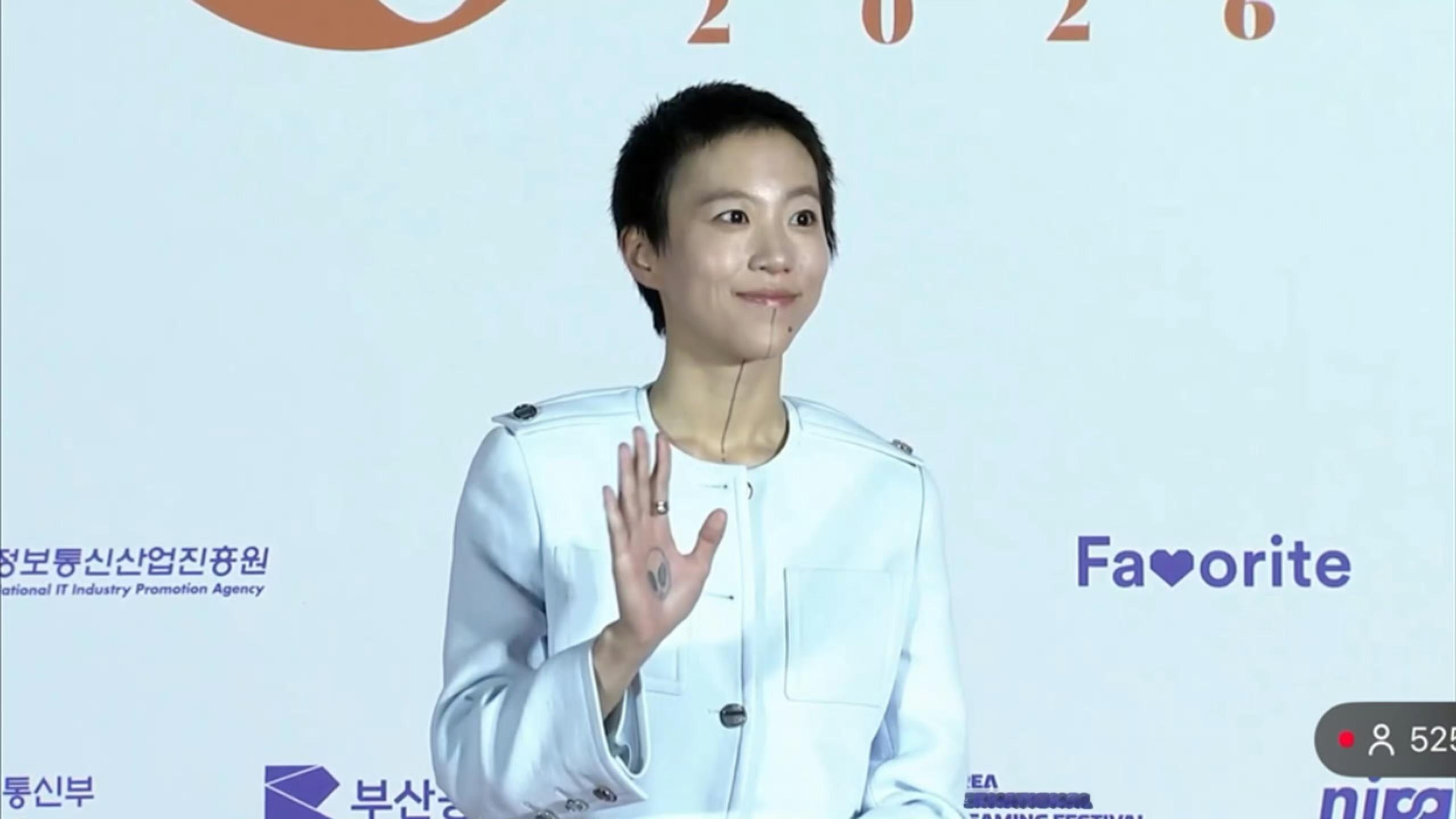 窦靖童纹身没遮：许多网友认为她的纹身图案独特，符合她搞艺术、特立独行的风格，不遮