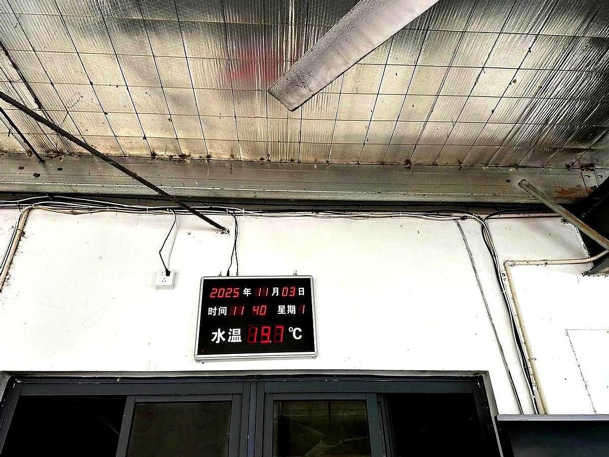 19.7℃的水，大爷抖成筛子，我游完998米还冒热气。不是年轻欺负人，是肌肉