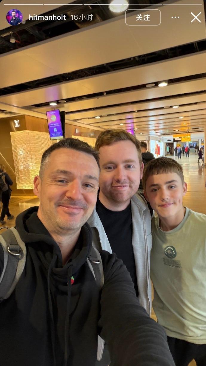 斯诺克:2025南京斯诺克国际锦标赛昨天,迈克尔·霍尔特在社交媒体晒照,与本·