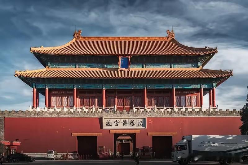 2025年12月，北京。吴欢把家里的捐赠清单复印件和故宫给他的回函，并排摆在桌上