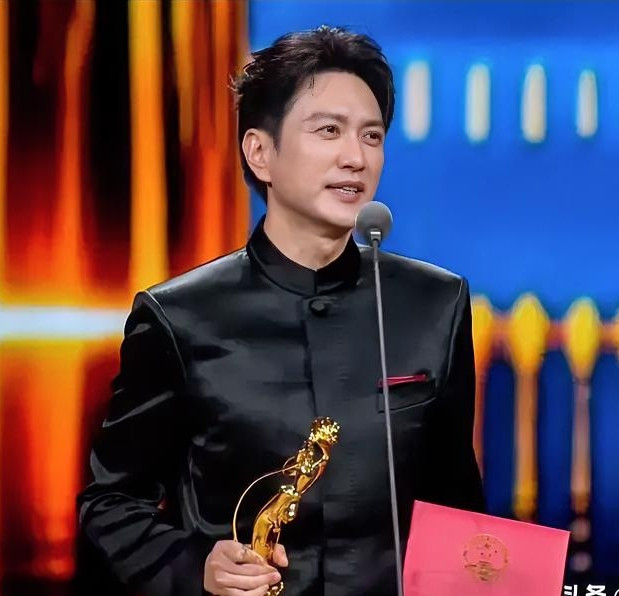属实有点好笑！王仁君拿下飞天最佳男演员，本来是件值得祝贺的大事，点开评论区一看，大家聊得最多的，居然