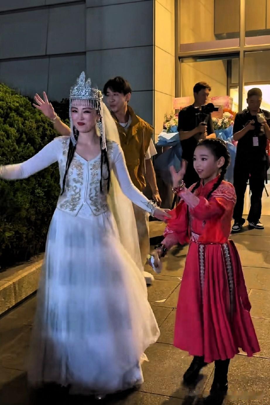 董璇带着女儿酒窝，身着民族服装，参加完活动后，张维伊前来接她们回家。张维伊和董
