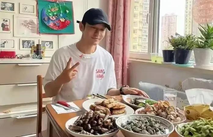 黄晓明真是太幸福了，在老家拍戏，这是三天两头被亲妈，被亲属探班，送美味佳肴。可