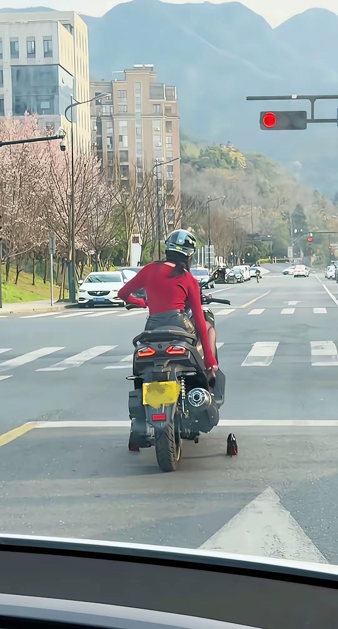 穿这么高高跟鞋开车属于违法，穿这个高跟鞋骑摩托车，属不属于违法呢？