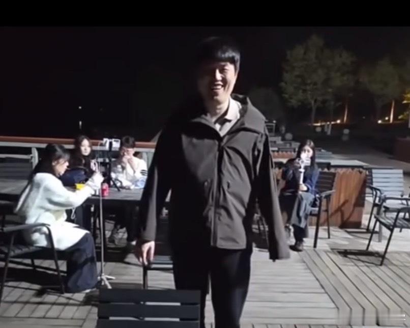 枫哥：我这次团播带出来14w鱼翅，还剩5w9，给小刘2w，刷了6w。这次出来户外