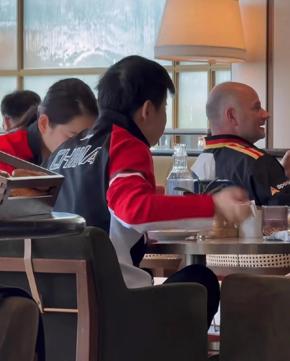 国乒日常太可爱！孙颖莎吃饭时手舞足蹈比划打球，邱贻可、何卓佳专注“围观”国