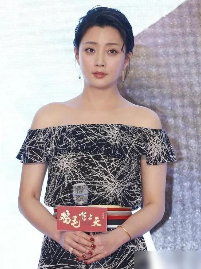 2017年，殷桃在家里帮妈妈摘菜时，妈妈看着殷桃，突然来了一句：“你看我把你生得