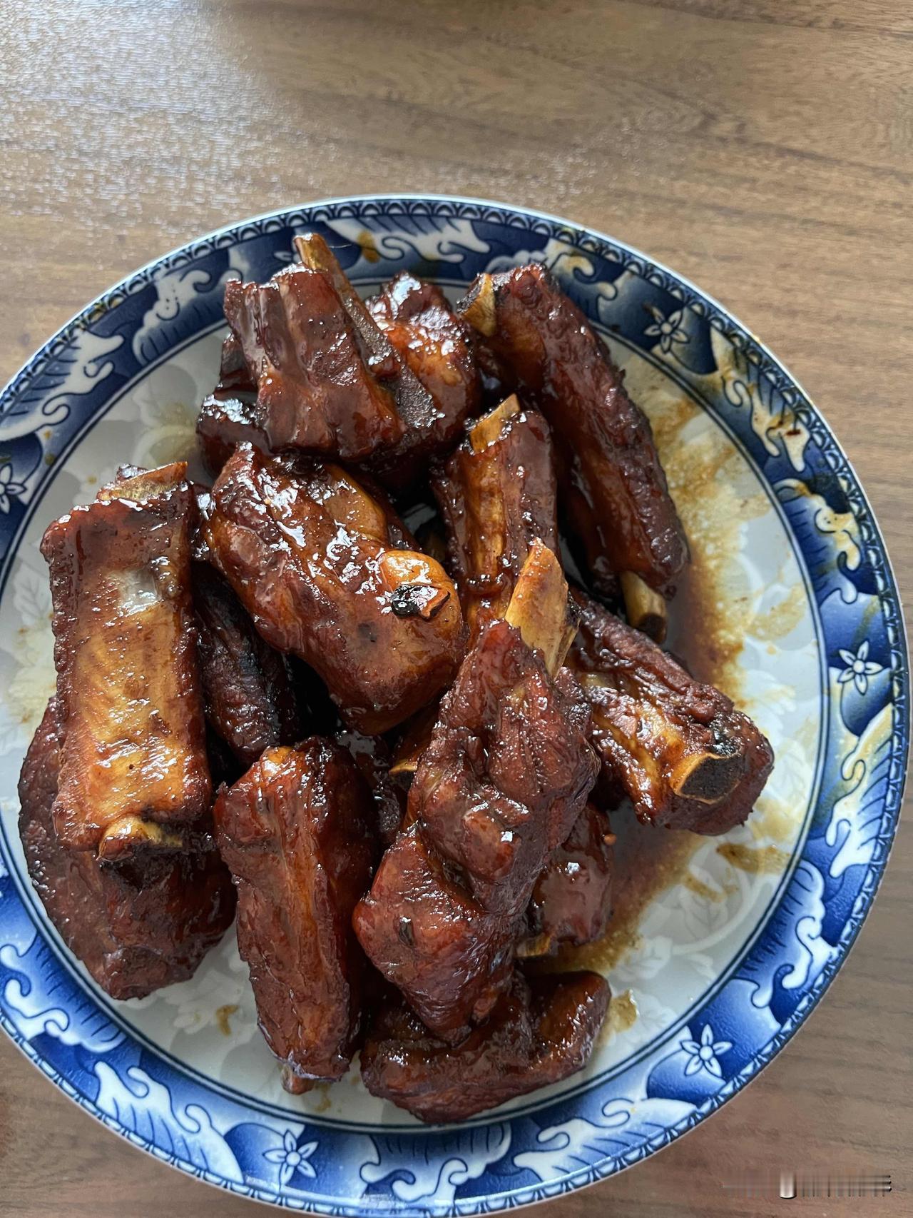 好友们晚上好！周三快乐，晚餐香香！今天的晚餐：素炒圆白菜红烧排骨红薯窝头