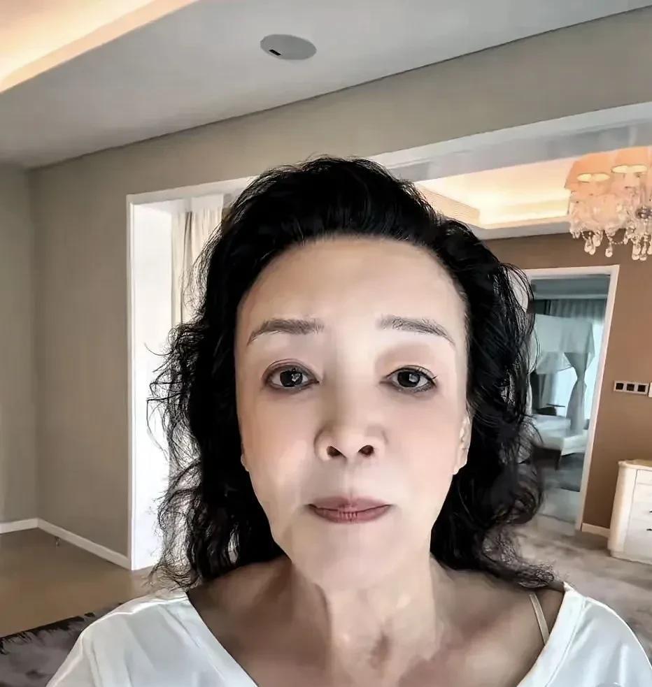 看张兰67岁的年龄，己经奋斗了大半辈子，本该退休享受天伦之乐了，无奈儿子汪小菲风