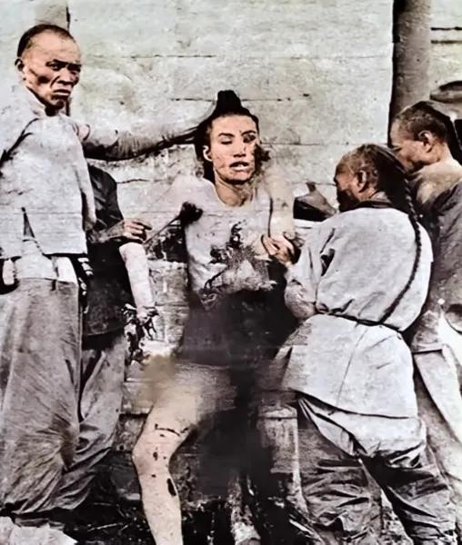 1907年7月7日，被晚清政府处死的反清义士徐锡麟惨烈现场，看着那几个留着鼠尾小